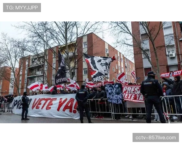 西甲赛场发生球迷冲突,比赛中断十分钟,警方介入维持秩序 西甲赛场发生球迷冲突,比赛中断十分钟,警方介入维持秩序